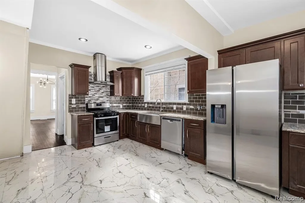 Original kitchen range and refrigerator