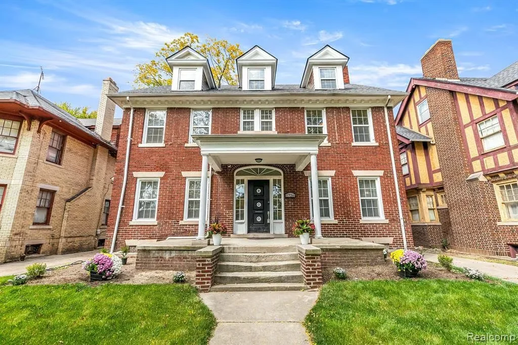 Straight-on view of the house before the front landscape project